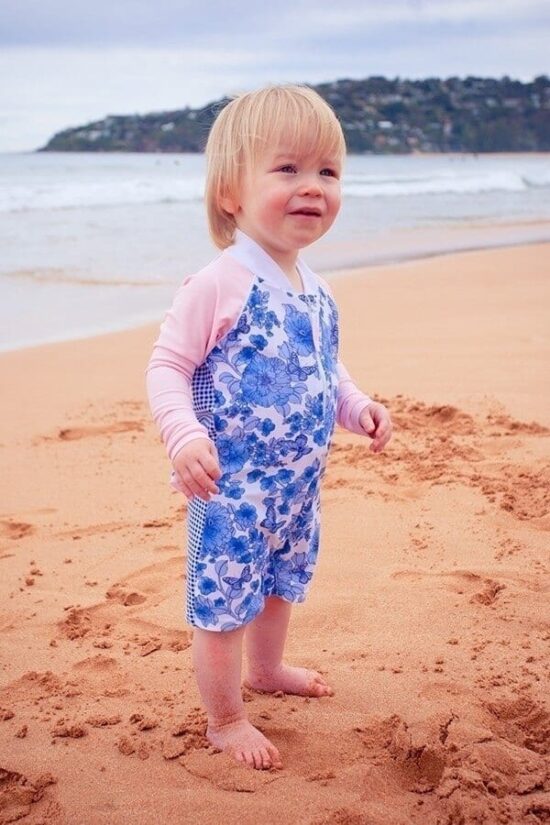 jednoczęściowy kostium kąpielowy dla małego dziecka z ochroną przed UV